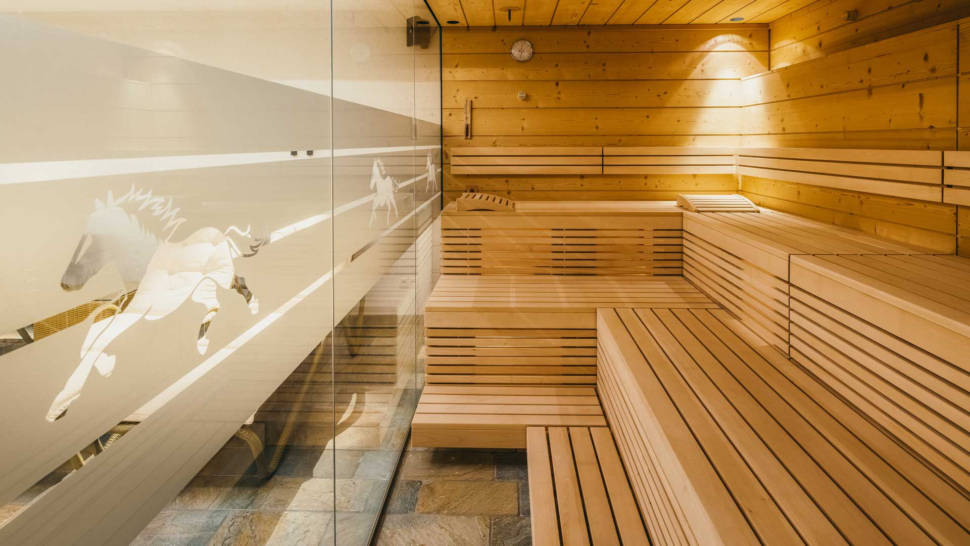 03_hotel_darrehof_serfaus_wellnessbereich_sauna