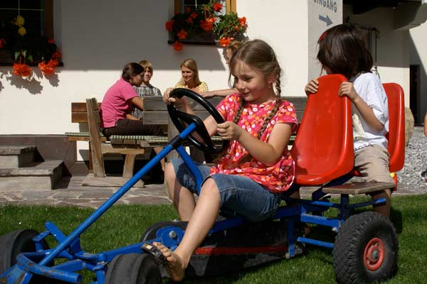 Familien- & Naturhotel Darrehof | Kinder mit Gokart | © 