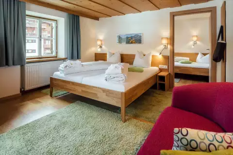 01_hotel-darrehof_esche_schlafzimmer.webp