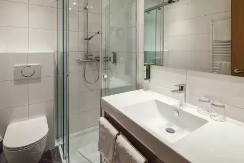 09_hotel-darrehof_koenigskerze_badezimmer.webp