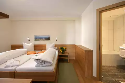 09_hotel-darrehof_mistel-silberdistel_schlafzimmer.webp