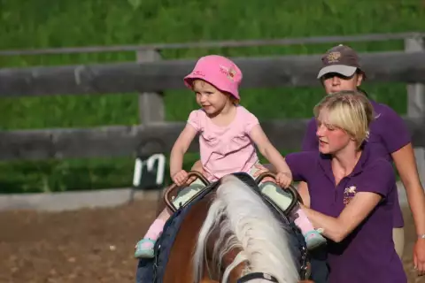 hotel-darrehof_reiten-kinder.webp