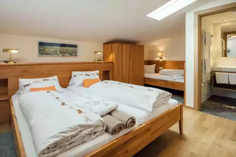 04_hotel-darrehof_koenigskerze_schlafzimmer.webp