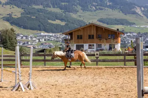02_hotel-darrehof_reiturlaub_infrastruktur.webp