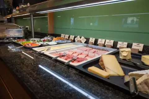 03_biohotel-darrehof_fruehstueck_buffet.webp