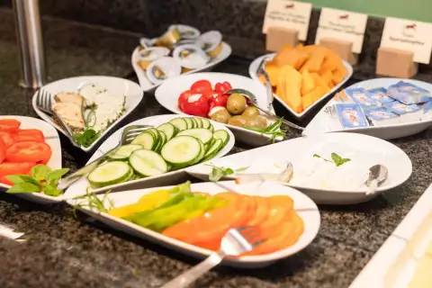 06_biohotel-darrehof_fruehstueck_buffet.webp