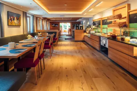 01_biohotel-darrehof_fruehstuecksraum.webp