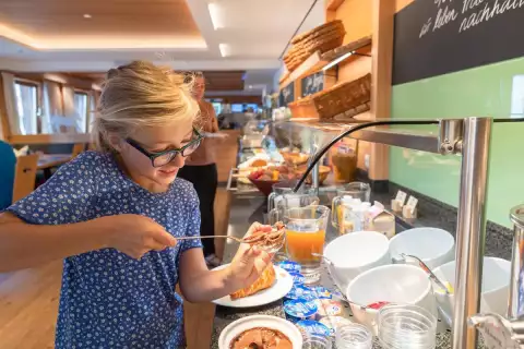 01_biohotel-darrehof_fruehstueck_buffet.webp