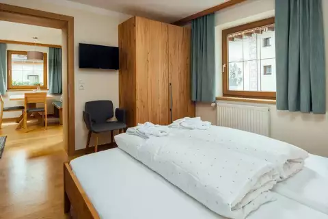06_hotel-darrehof_huflattich_schlafzimmer.webp
