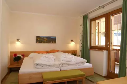 03_hotel-darrehof_minze-melisse_schlafzimmer.webp