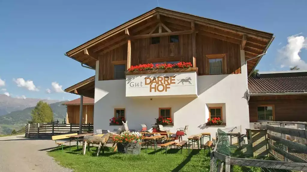 Bild zeigt das Gut Darrehof beim Hottel Darrehof in Serfaus
