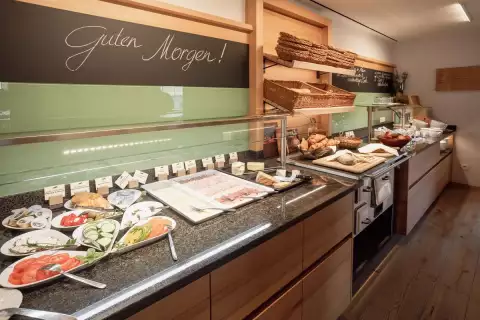 02_biohotel-darrehof_fruehstueck_buffet.webp
