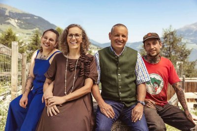 Ihre Gastgeber – Romana und Paul Greiter  mit Maria Chryseldis und Anna Sophie Greiter